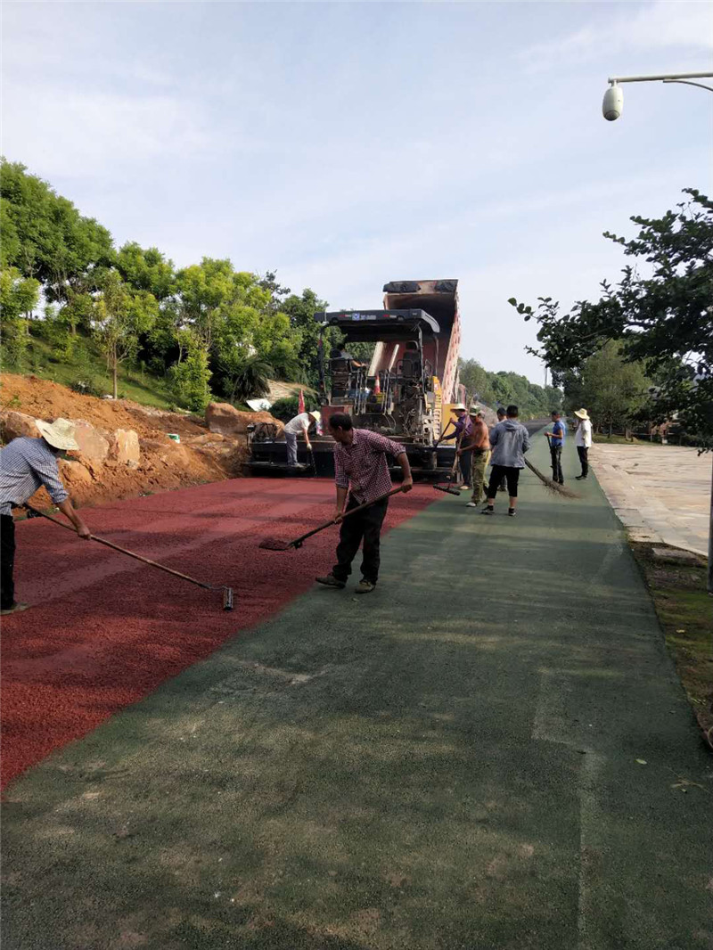 彩色沥青摊铺场景