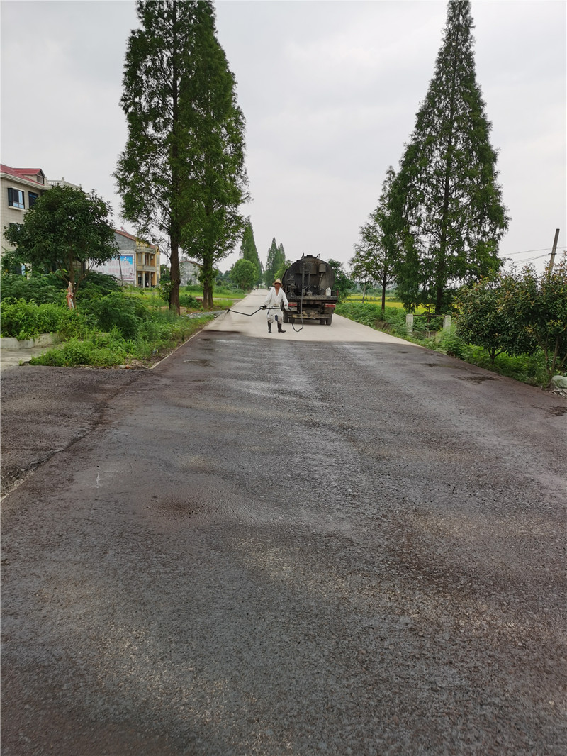 乳化透层或粘层洒布增加基础面层粘结