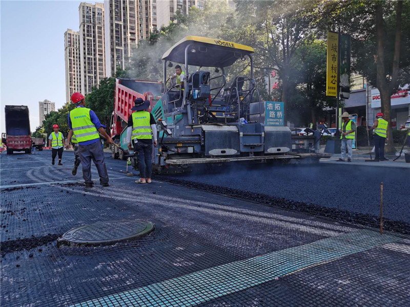 沥青单机摊铺场景