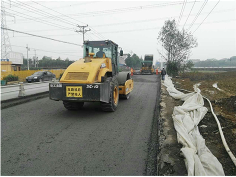 水稳层施工场景